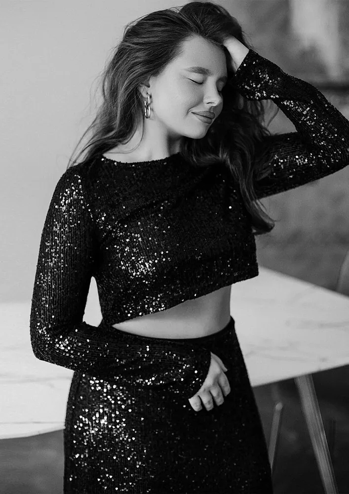 FITTED ROUND NECK BLACK SEQUIN TOP