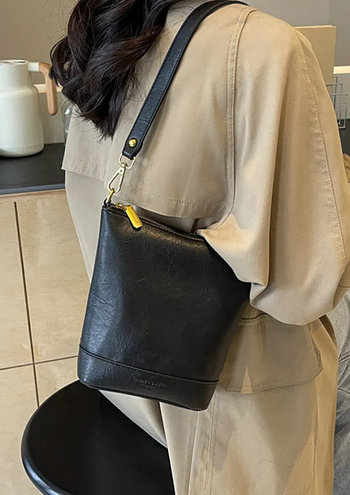 BLACK TEXTURED GEOMETRIC BUCKET BAG