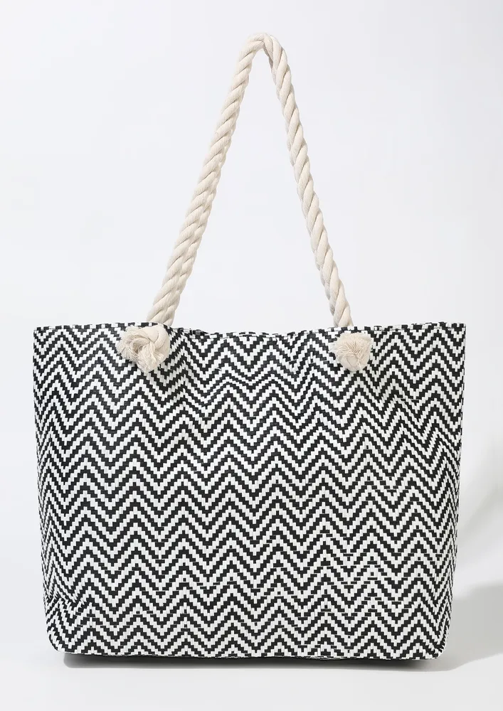 BLACK & WHITE CHEVRON PATTERN TOTE BAG