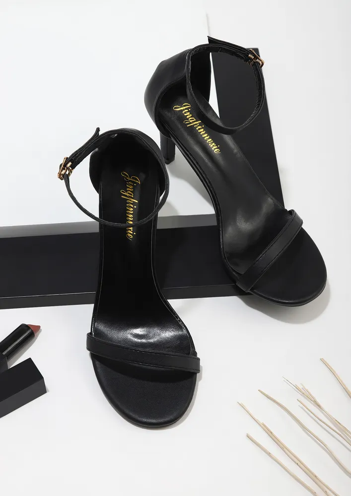 ZIP UP BLACK HEELS