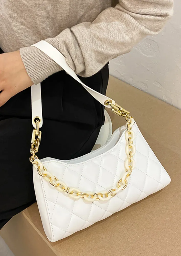 QUILTED WHITE ZIP-UP SHOULDER BAG