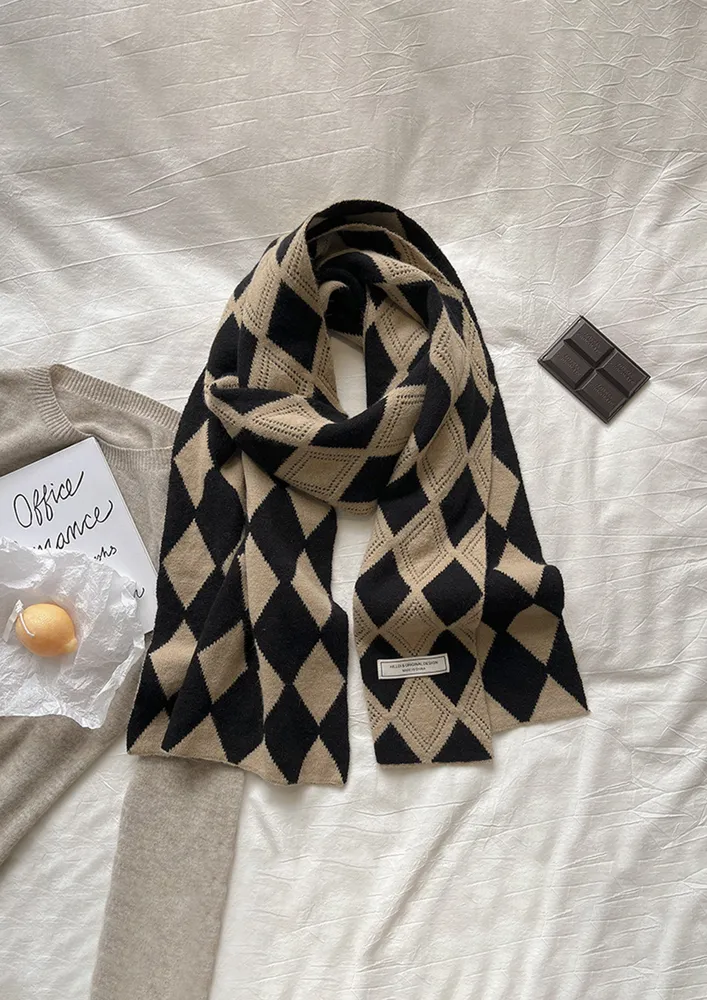 WARM GEOMETRIC PRINT BLACK-BROWN KNITTED SCARF