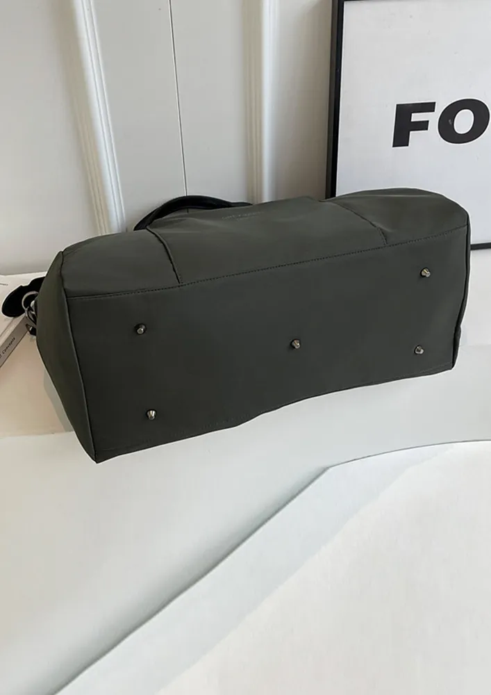 GREEN RECTANGULAR NYLON DUFFLE BAG