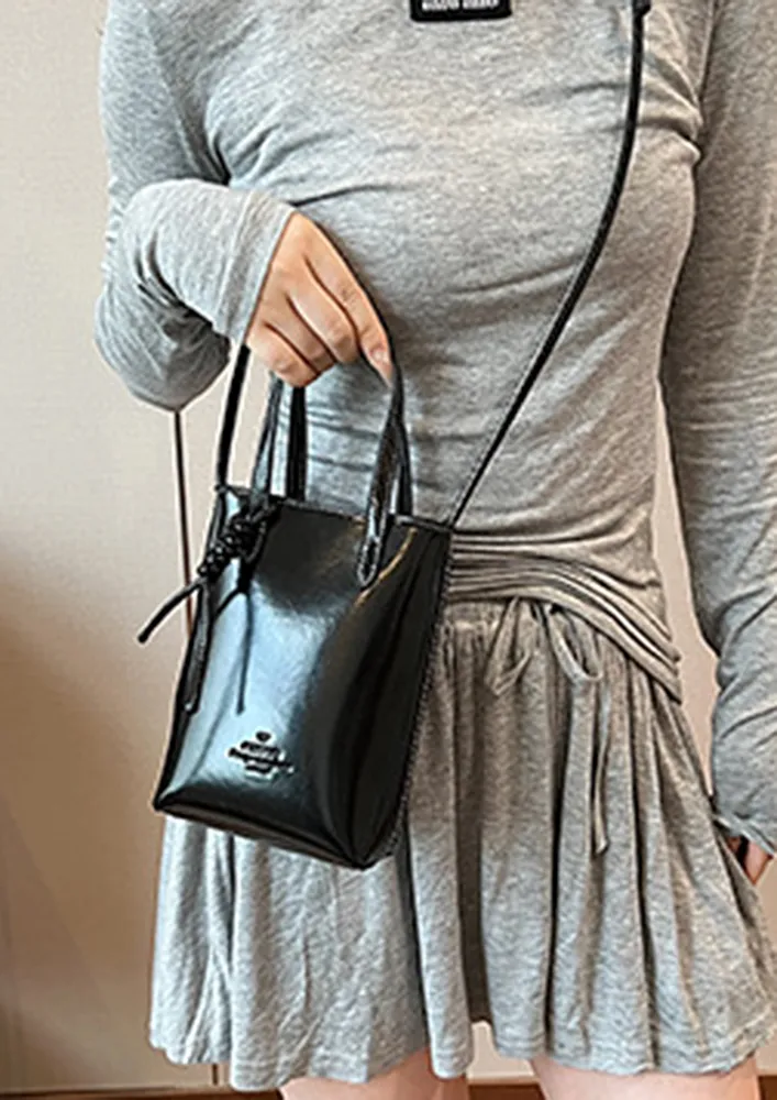 BLACK DOUBLE HANDLE BUCKET BAG