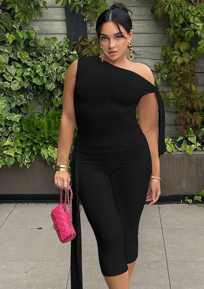 Black Knot-detail Top With Capri Pants