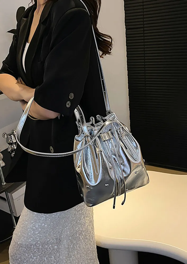 SILVER HEART-SHAPE DETAIL SHOULDER BAG