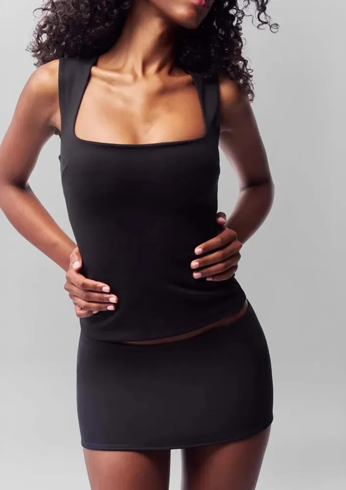 Black Low-rise Solid Mini Skirt