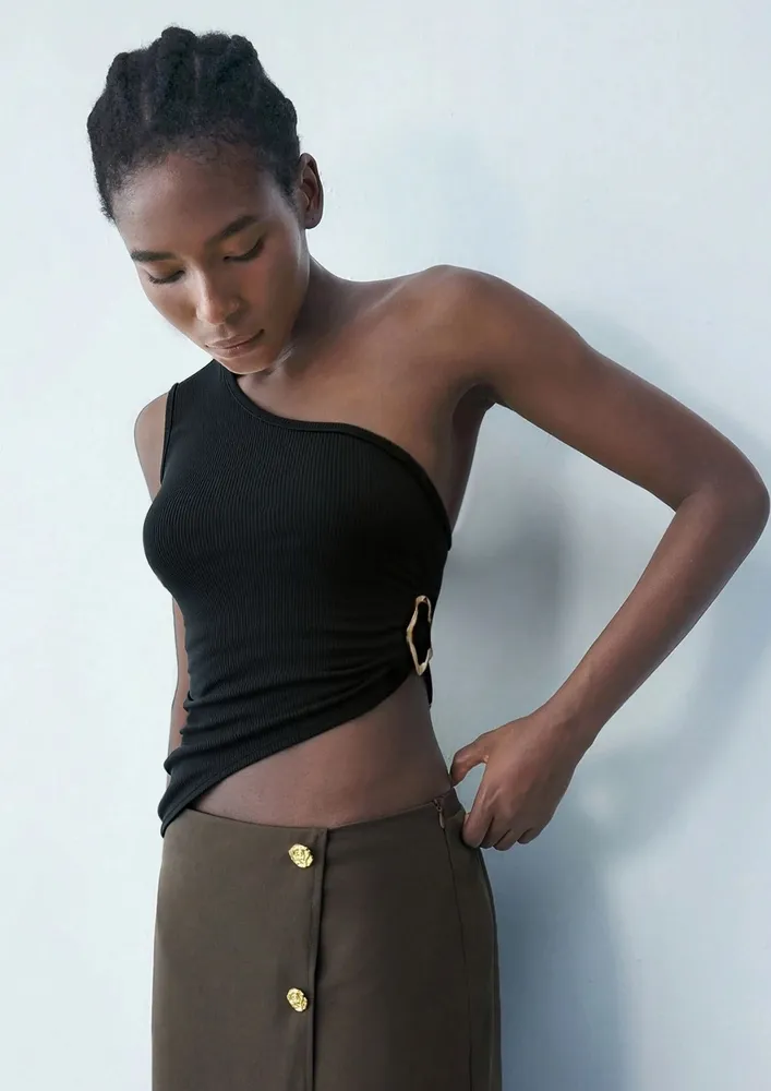 One-shoulder Asymmetric Side-applique Top