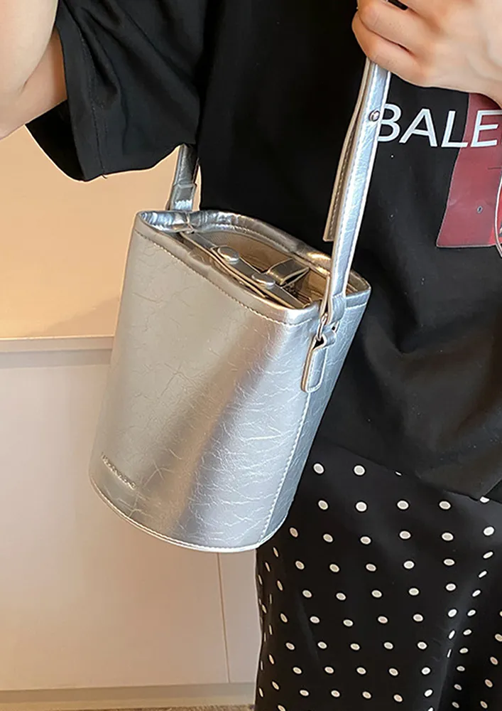 SILVER CROSSBODY BUCKET BAG