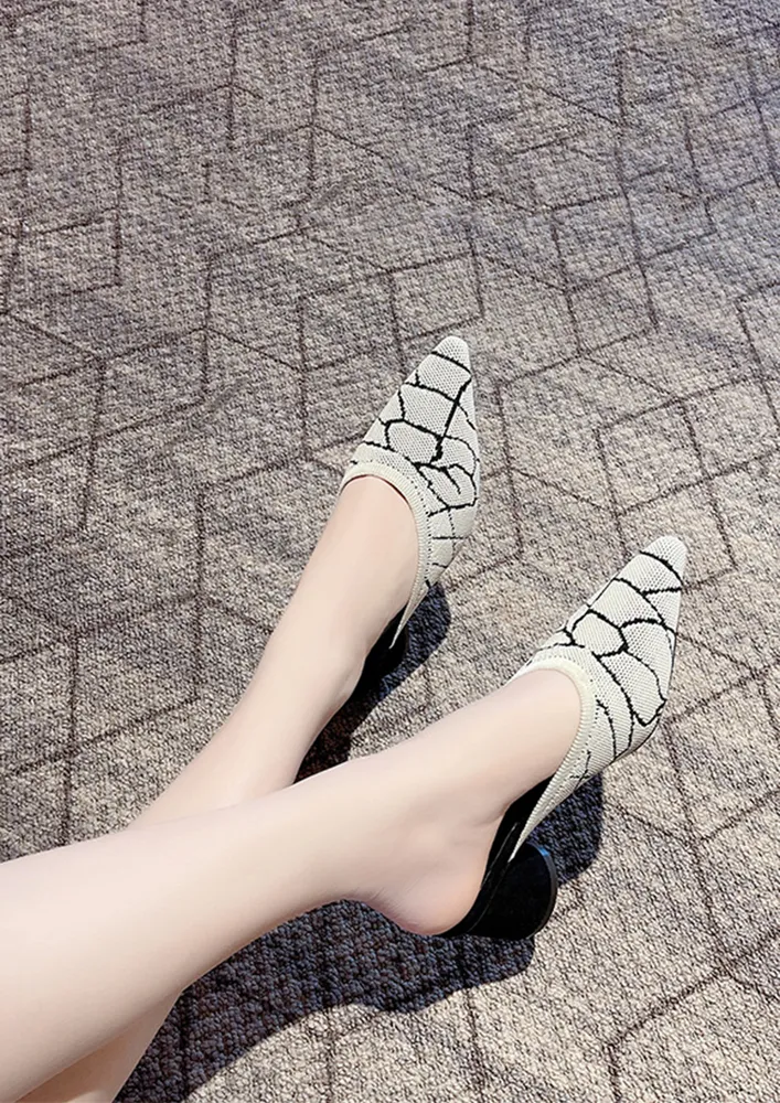 PRINTED BLACK POINTY-TOE BLOCK PUMPS