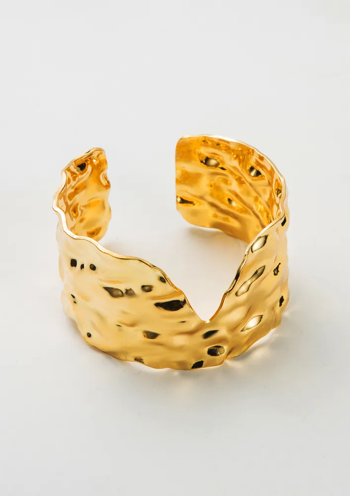 CORRUGATED GEOMETRIC GOLDEN STATEMENT CUFF BRACELET