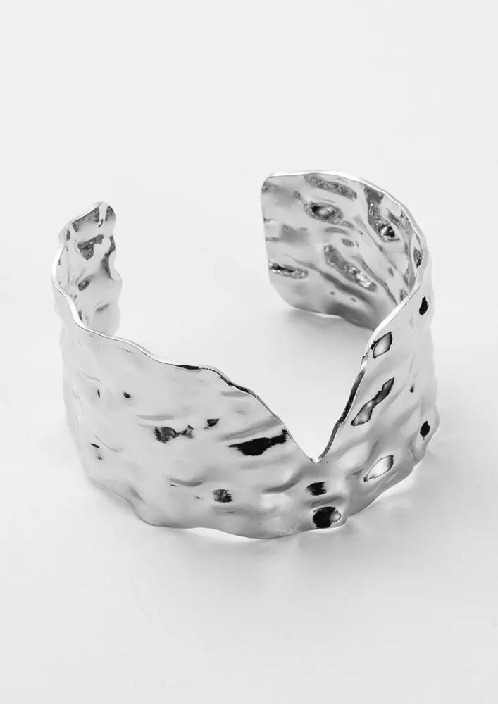 CORRUGATED GEOMETRIC STATEMENT CUFF BRACELET