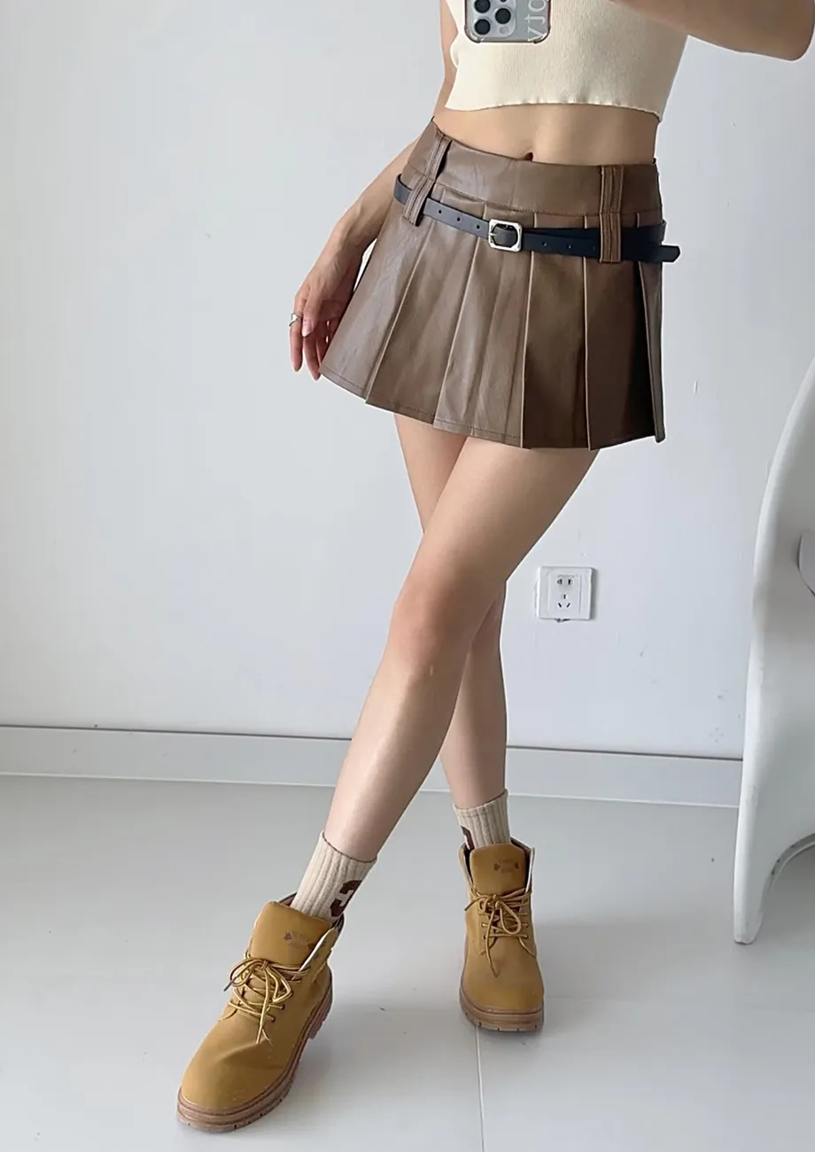 PLEATED LOW-WAIST BROWN PU MINI SKIRT W/ BELT